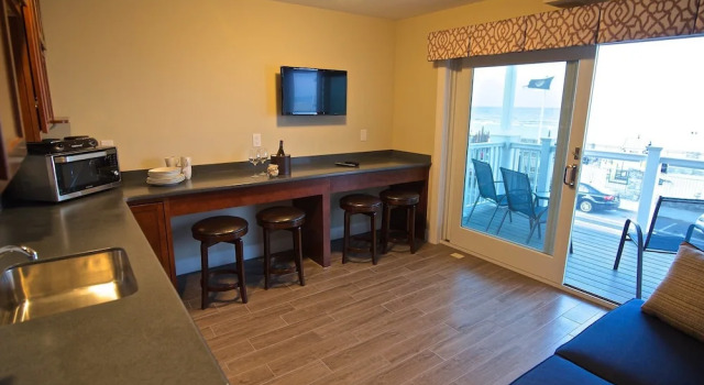 Четырёхместный люкс с балконом и с красивым видом из окна The Pelham Resort Motel