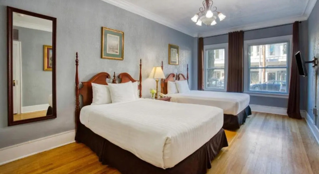 Четырёхместный номер Deluxe MarQueen Hotel - NEWLY RENOVATED