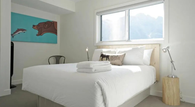Postel ve společném pokoji 6 pokojů Basecamp Resorts Canmore