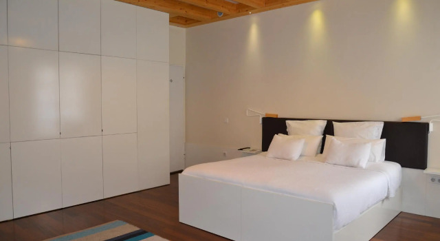 Room in Apartment - Stay in Historic Area of Porto, Забронировать Апартаменты/квартира Порту Регион Порту, рядом с Канатная дорога Гайя