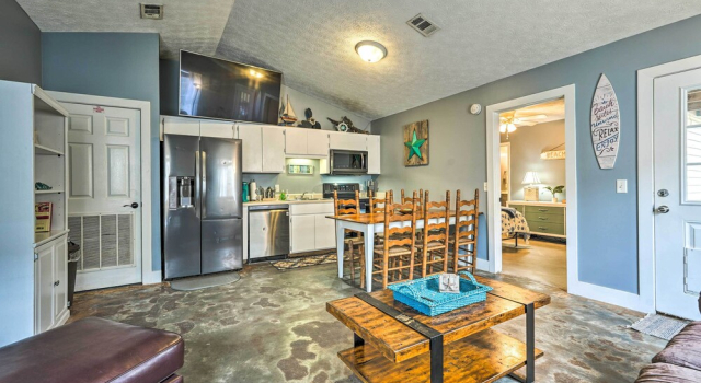 PCB Duplex w/ Patio - Steps to Beach!, Book Feriehus Hoteller i Lower Grand Lagoon med parkering, Parkering