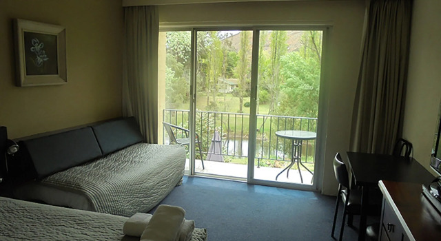 Riverbank Park Motel