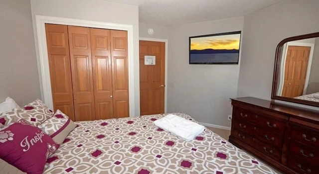Коттедж с 4 комнатами 1899 Cascade Court 4 Bedroom Home by RedAwning