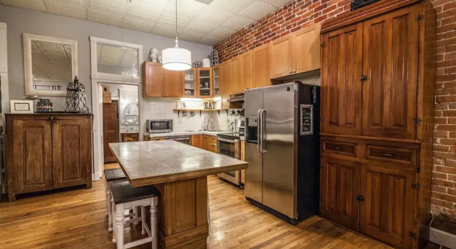 Коттедж FireHouse Alley Elegant Loft-Style Retreat