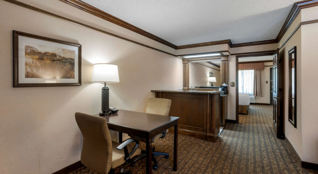 Четырёхместный люкс с балконом Best Western Inn of the Ozarks