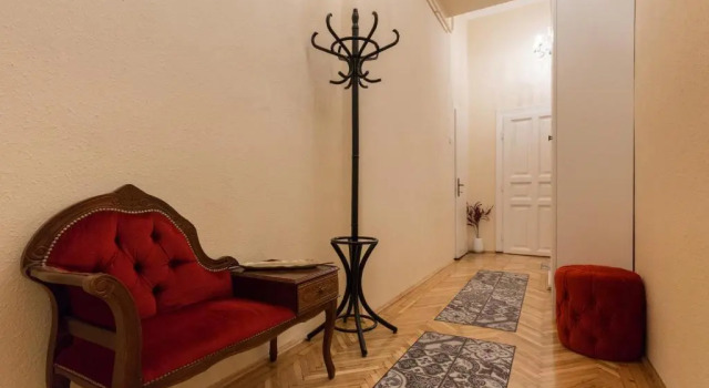 Eclectic Luxury & Spacious 2BR AC Apt in Center, Varaa Hotelli Budapest Budapest