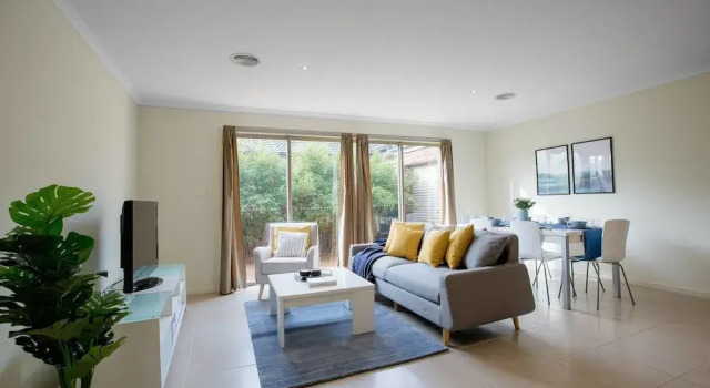 Spacious Lovely Home In Point Cook, Book Hotel Hotels in Point Cook with Parking, Parking