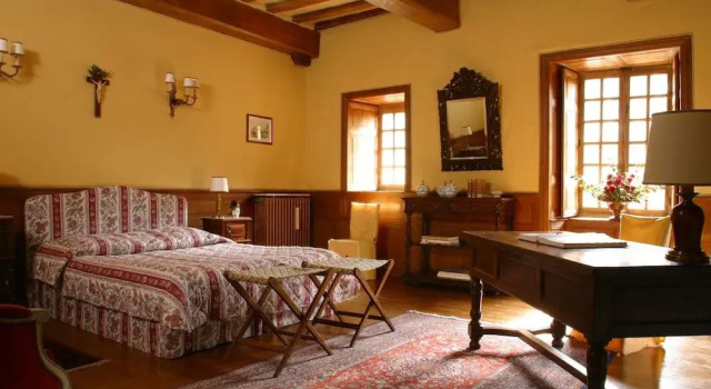 Manoir du Vaumadeuc- chambres au chateau, Varaa Hotelli Hotellit Côtes-d'Armor pysäköinnillä, Pysäköinti