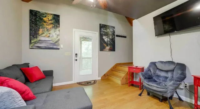 Cozy Whittier Cabin + Yard & Hot Tub, Pets Welcome, Забронировать Апартаменты/квартира Отели Уитиер с парковкой, Парковка