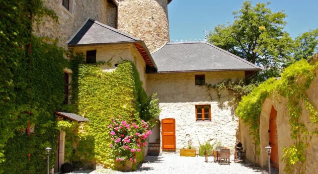 Апартаменты Chateau De Picomtal
