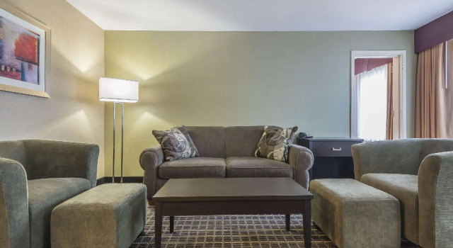 Четырёхместный люкс Quality Inn & Suites Windsor - Downtown