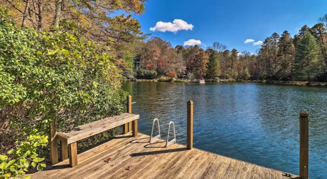 Коттедж Festive Lakefront Escape: Blue Ridge Holiday Home