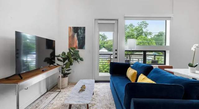 Двухместные апартаменты с балконом и с видом на город Holly House