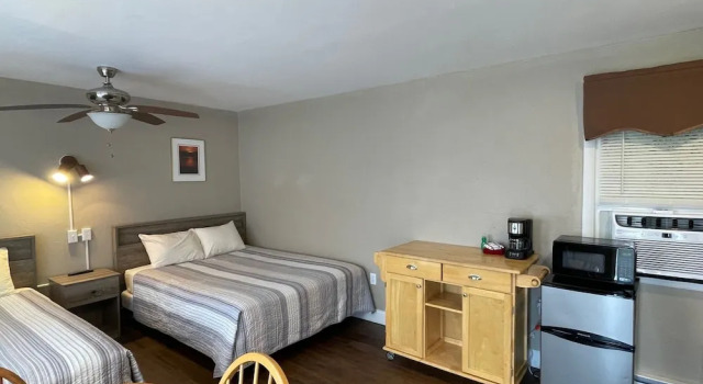 Четырёхместный номер Standard с балконом и с видом на горы Hill View Motel and Cottages