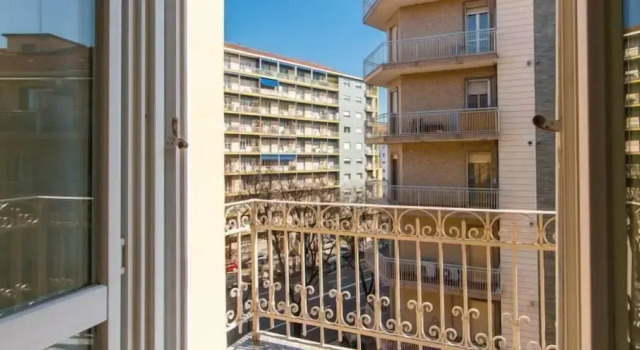 Pozzo Strada Bright Apartment - with Balconies