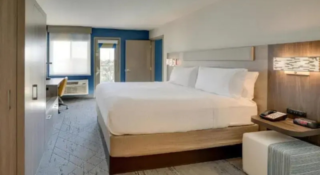 Люкс Holiday Inn Express Hotel & Suites Branson 76 Central by IHG
