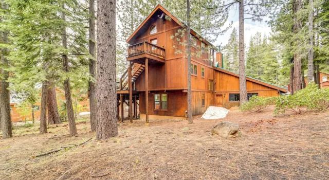 Коттедж Deck w/ Hot Tub: Serene Cabin in Truckee