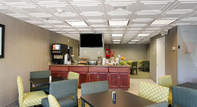 Suburban Extended Stay Hotel, Varaa Hotelli Hotellit New England uima-altaalla, Uima-allas