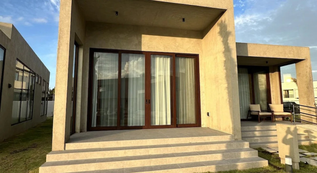 Четырёхместная вилла с балконом и с видом на море TANA Beach Villas