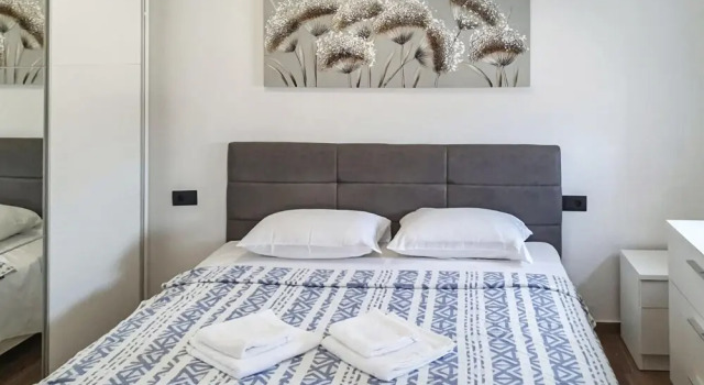Beautiful Home in Fazana With Outdoor Swimming Pool, Wifi and 3 Bedrooms, Book Hotel Hoteller i Valbandon med pool, Swimmingpool