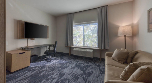Четырёхместный люкс Fairfield Inn  Suites Charlotte Belmont
