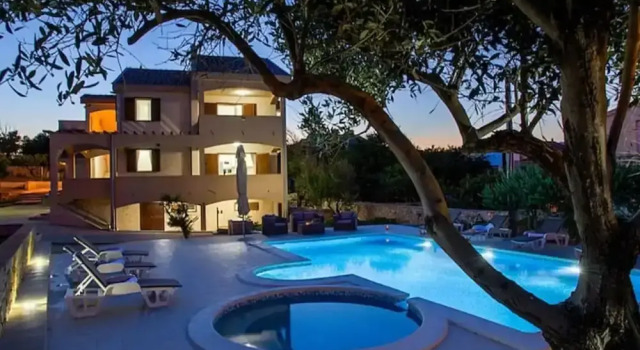 Коттедж Spacious Holiday Home With Swimming Pool
