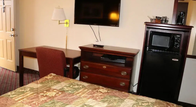 Четырёхместный номер Standard Battlefield Inn Springfield