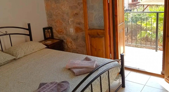Traditional apartment in Galaxidi with terrace, Book Apartment Delphi Central Greece