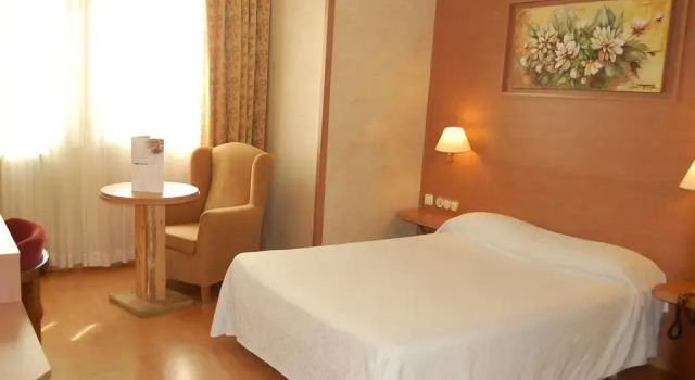 Кровать в общем номере Hotel Urpí