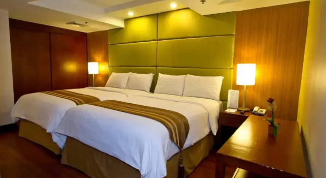 Полулюкс Crown Regency Hotel & Towers
