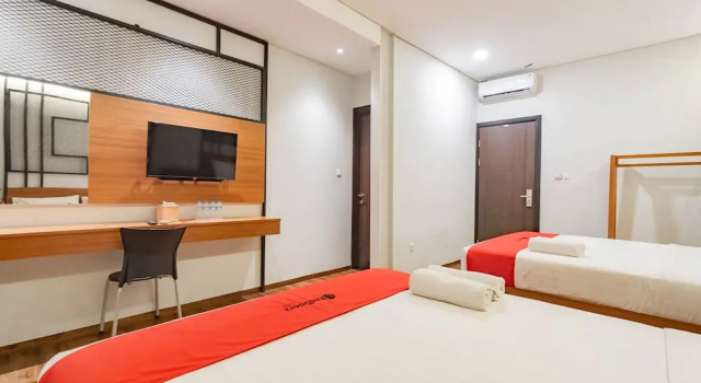 RedDoorz Plus @ Doorman Guest House, Réserver Maison d'hôtes Bandung Wetan Bandung