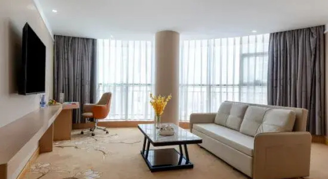 Люкс Vienna Classic Hotel （ ZhanJiang coastal   park sea view gallery hotel  ）