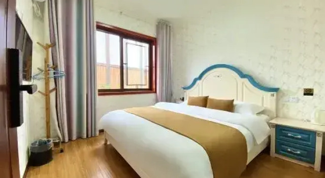 Люкс Qing'e  B&B (Emeishan Visitor Center Store)
