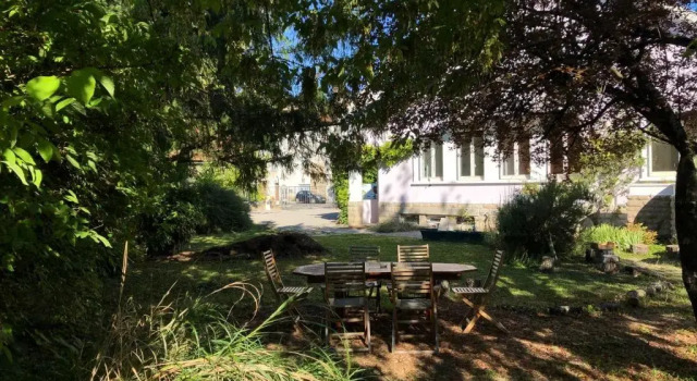 Апартаменты с видом на сад La Maison de la Douce Heure, 4 appartements climatisés avec jardin au centre ville proche des Thermes