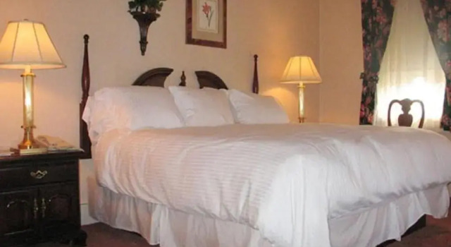 Полулюкс Bird-in-Hand Village Inn & Suites