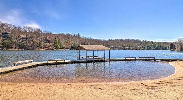 Chic Brevard Cabin - Nature, Trails, & Water!, Забронировать Дом для отпуска Бревэрд Северная Каролина