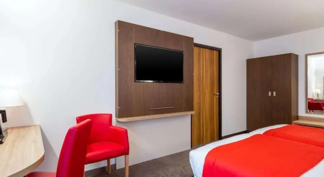 Balkonlu Ekonomi çift kişilik oda Brit Hotel Figeac