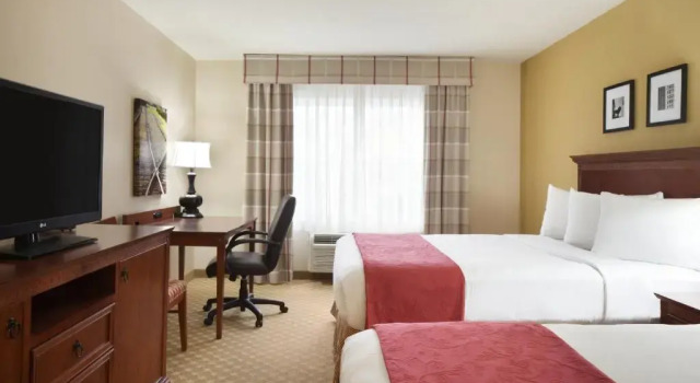 Четырёхместный номер Standard Country Inn & Suites by Radisson, Champaign North, IL