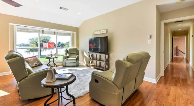 Lakefront Houston House - 1 Mi to Space Center!, Rezerwuj Hotel Hotele w Nassau Bay z parkingiem, Parking
