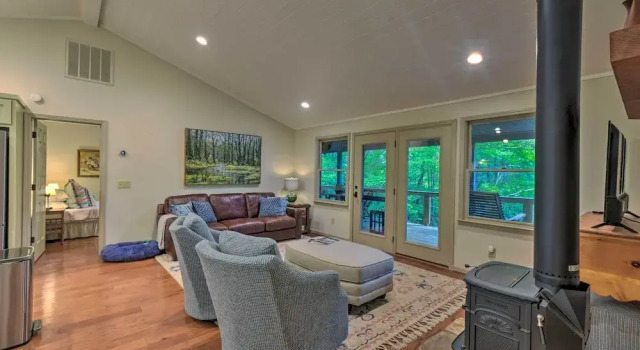 Cozy Clayton Cabin w/ Deck & Mountain Views!, Reserva ahora Hotel Clayton Georgia