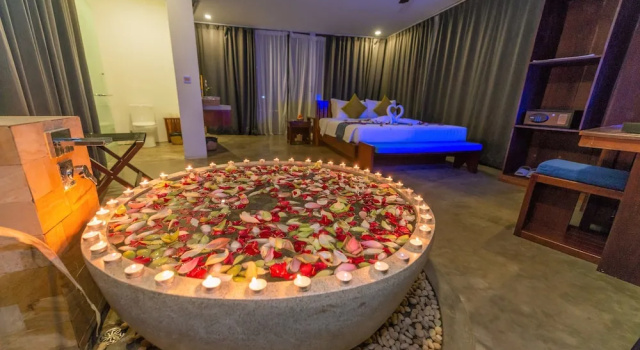 Люкс Grand с балконом Chez Moi Suite and Spa