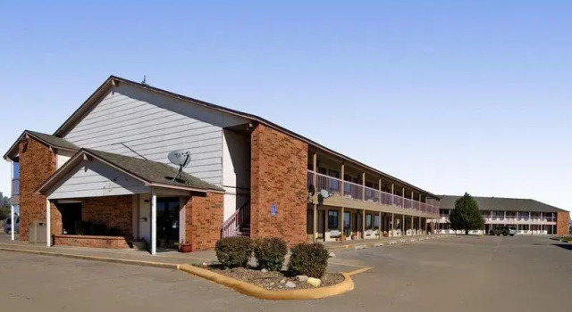 Кровать в общем номере Americas Best Value Inn Garden City