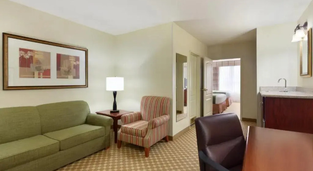 Четырёхместный люкс c 1 комнатой Garner Hotel Gillette South by IHG