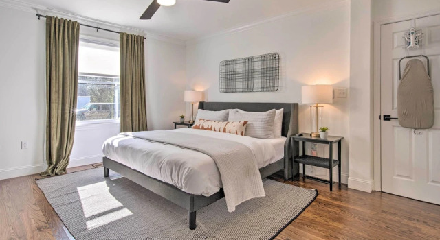 Sleek + Sunny Decatur Home Near Dtwn Atlanta!, Book Feriehus Villaer i Clarkston, Villa