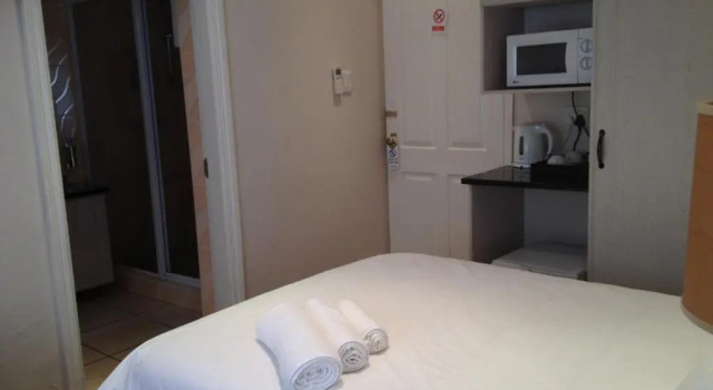 Addis Bed and Breakfast, Забронировать Отель Отели Умхланга с бассейном, рядом с Granada Square Shopping Centre, Бассейн