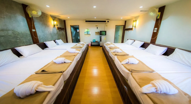 Кровать в общем номере Tanita Lagoon Resort