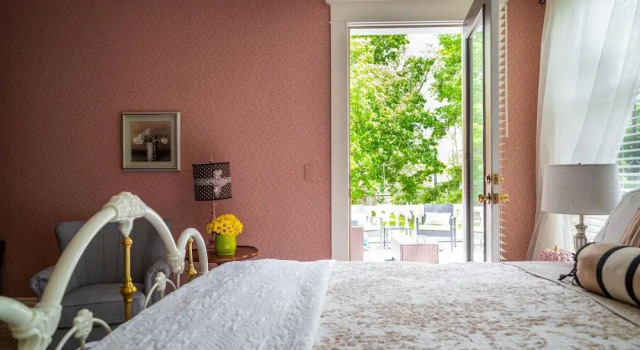 Номер Grand The Nordic Pineapple Bed and Breakfast