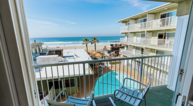 Четырёхместный номер Standard с балконом и с видом на океан Surfer Beach Hotel