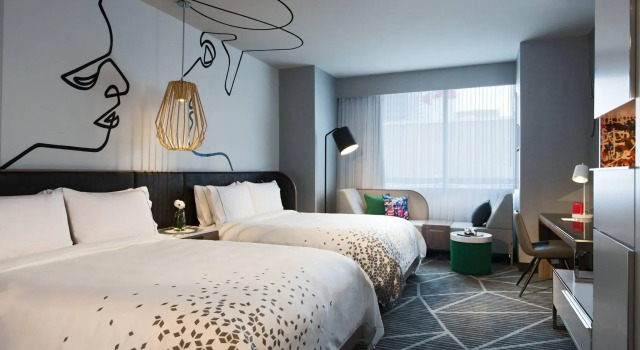Четырёхместный номер Standard Renaissance Montreal Downtown Hotel