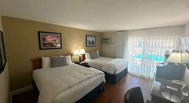 Четырёхместный номер Deluxe с балконом King Frederik Inn